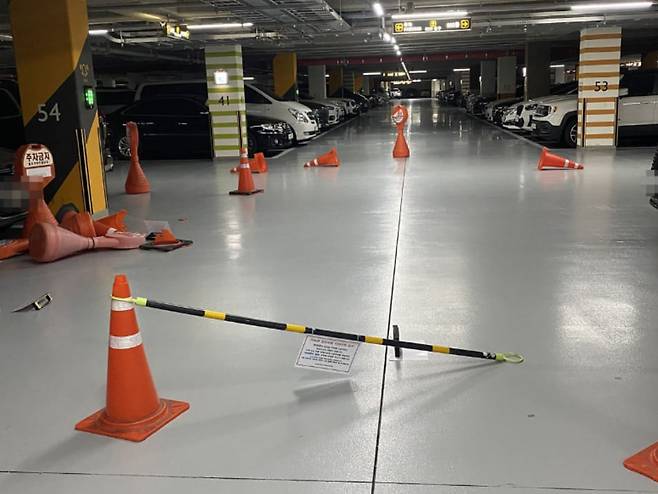 아파트의 입주자가 이면 주차 금지에 항의해 난동을 피운 모습./보배드림