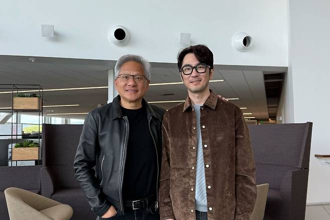 '배틀 그라운드'를 만든 김창한 크래프톤 대표가 지난 4월 10일 젠슨 황 엔비디아 최고경영자와 만나 게임과 인공지능(AI) 분야 협력 강화 방안을 논의한 뒤 함께 촬영했다. /크래프톤