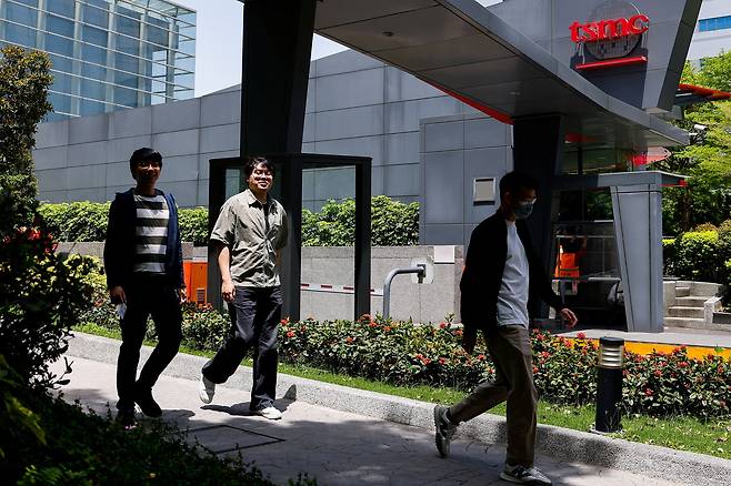 대만 신주 과학단지에 있는 TSMC 본사 앞을 직원들이 지나가고 있다./로이터연합뉴스