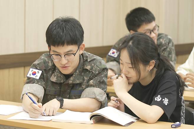 KT희망나눔인상 공동 수상자로 선정된 공군 제15특수임무비행단 교육봉사 동아리 소속 장병이 멘토링 학생을 가르치는 모습./KT 제공