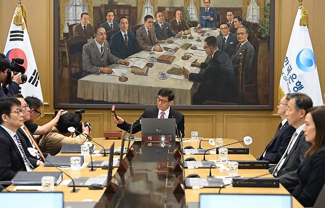 이창용 한국은행 총재가 지난 5월 29일  금융통화위원회를 주재하며 의사봉을 두드리고 있다. /뉴스1