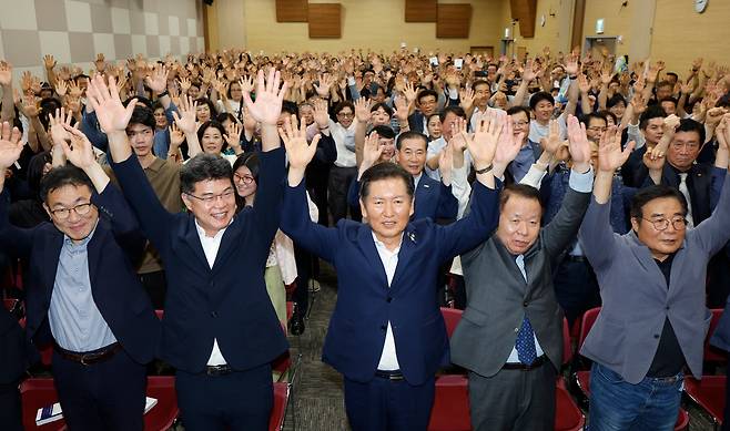 정청래 더불어민주당 당대표 후보(앞줄 가운데)가 6일 광주 김대중컨벤션센터'에서 열린 '국민이 지키는 나라' 북콘서트에서 승리를 다짐하고 있다. /뉴스1