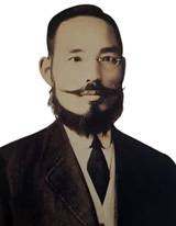 예관 신규식의 오른쪽 눈은 음독자살로 시력을 잃어 한쪽으로 쏠린 채 흘겨보는 모습을 하고 있다.