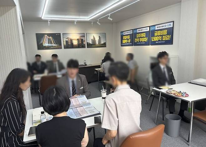 대우건설이 개포우성7차아파트 단지 내에 마련한 홍보부스. ⓒ데일리안 임정희 기자