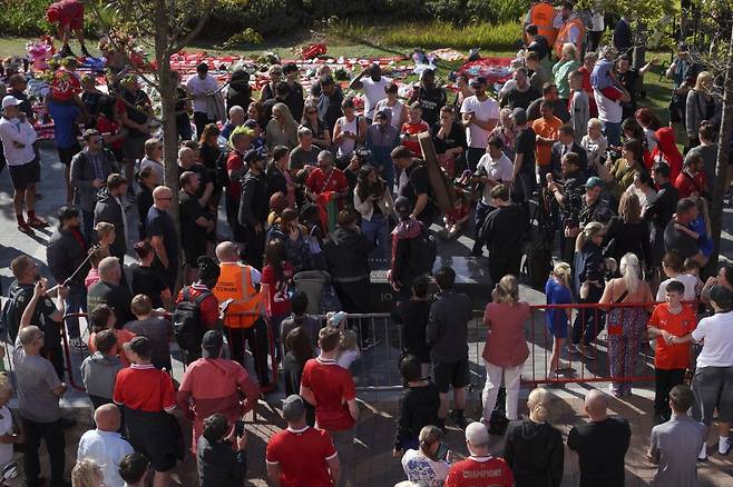 [리버풀=AP/뉴시스] 3일(현지 시간) 잉글랜드 프리미어리그(EPL) 리버풀의 홈구장인 안필드에서 축구 팬들이 이날 새벽 교통사고로 숨진 공격수 디오구 조타(28)를 기리기 위해 마련된 추모소에 모여 있다. 조타는 동생 안드레 시우바와 함께 차량으로 이동하던 중 스페인 사모라 인근에서 사고로 목숨을 잃었다. 2025.07.04.