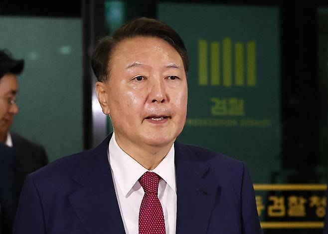 윤석열 전 대통령이 5일 오후 서초구 서울고등검찰청에서 내란특검 2차 대면조사를 받은 뒤 청사를 나서고 있다. 2025.7.6 뉴스1