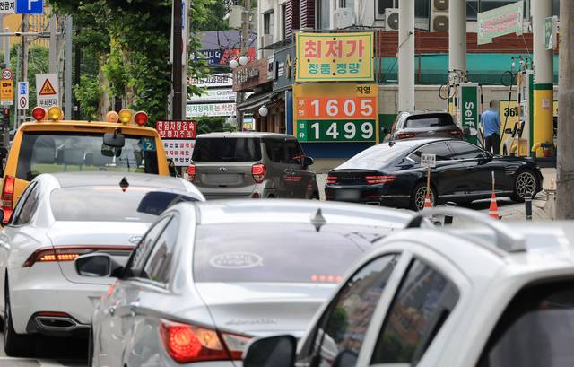 지난달 29일 서울 시내 한 주유소에서 주유하려는 차들이 대기하고 있다. 연합뉴스.