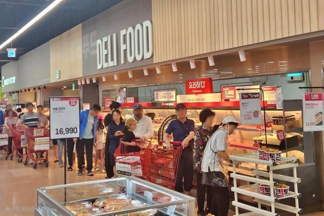 서울 시내 한 롯데마트 매장에서 열린 5000원 치킨 행사에 소비자들이 몰린 모습. 롯데마트 제공