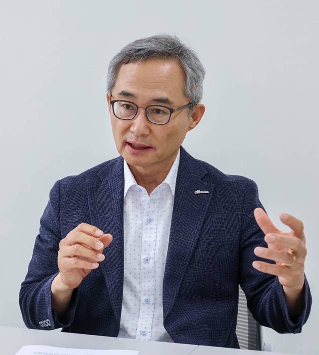 장경희 6G포럼 집행위원장(인하대 전자공학과 교수)이 6일 서울 중구 6G포럼 사무실에서 인터뷰 질문에 답하고 있다. 이슬기기자 9904sul@