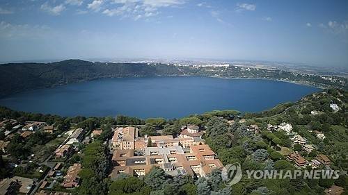 카스텔 간돌포의 알바노 호반에 위치한 교황 별장. AP 연합뉴스 자료사진