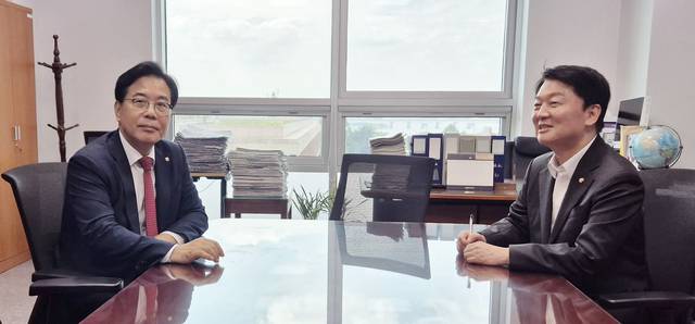 송언석(왼쪽) 국민의힘 비상대책위원장 겸 원내대표와 당 혁신위원장으로 내정된 안철수 의원이 지난 3일 국회 의원회관에서 회동하고 있다. [연합뉴스]