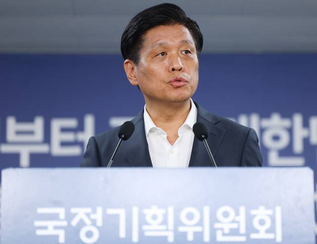국정기획위원회 조승래 대변인이 6일 서울 종로구 국정기획위에서 모두의 광장 AI 기능 탑재 관련 브리핑을 하고 있다. 연합뉴스.