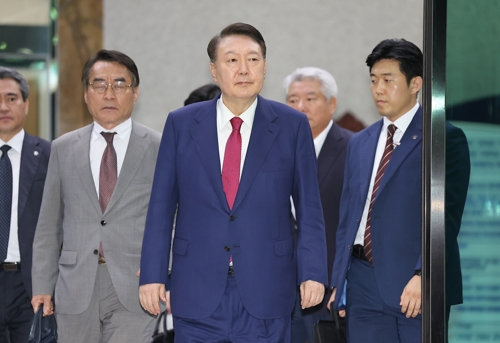 윤석열 전 대통령이 5일 내란 특검 2차 조사를 마치고 조은석 특별검사팀 사무실이 있는 서울 서초구 서울고검을 나서고 있다.   [연합뉴스]