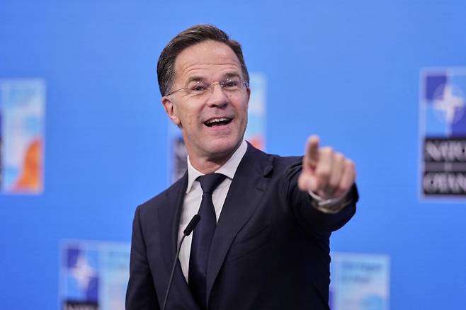 마르크 뤼터 북대서양조약기구(NATO·나토) 사무총장이 지난달 25일(현지 시간) 나토 정상회의가 열리는 네덜란드 헤이그에서 언론과 대화하고 있다. AP·뉴시스