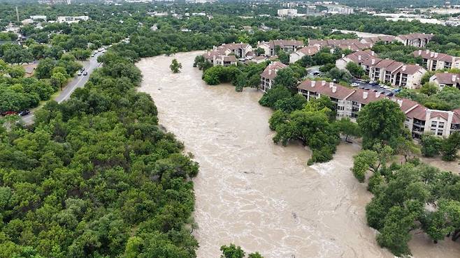 5일(현지시간) 미국 텍사스주 조지타운에서 불어나있는 샌 가브리엘 강 /사진=연합 지면외신화상