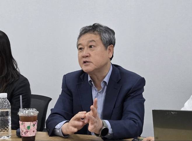 이돈행 넥스트바이오메디컬 대표가 주요 제품의 특징에 대해 설명하고 있다. 사진=강중모 기자