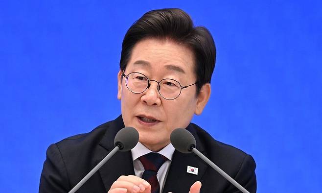 이재명 대통령이 7월 3일 서울 종로구 청와대 영빈관에서 열린 취임 첫 공식 기자회견 ‘대통령의 30일, 언론이 묻고 국민에게 답하다’에 참석해 기자들의 질문에 답하고 있다. 대통령실사진기자단