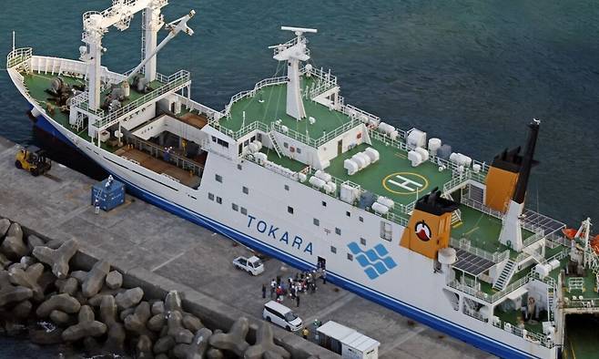 지난 4일 일본 가고시마현 도카라 열도 아쿠세키지마에서 주민 등이 배를 타고 섬에서 대피하고 있다. 로이터 연합뉴스