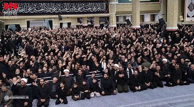 5일(현지시각) 이란 수도 테헤란 이맘 호메이니 모스크에서 열린 종교 행사에 참석한 대중이 아야톨라 알리 하메네이 최고지도자를 향해 환호하는 모습. 메르흐 통신 영상 갈무리