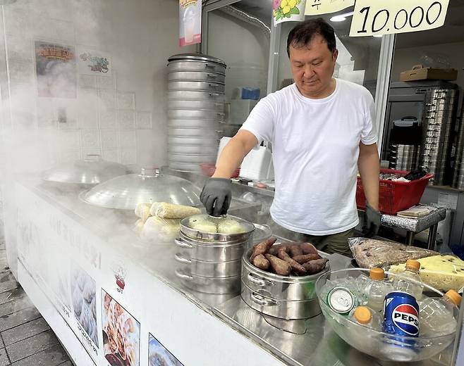 필자가 서울 성북구 자신의 만둣집에서 만두와 술빵을 찌고 있다. 필자 제공