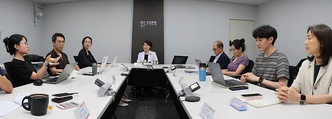 제12기 열린편집위원회 마지막 회의가 지난달 30일 오후 서울 마포구 한겨레신문사에서 열리고 있다. 김혜윤 기자 unique@hani.co.kr