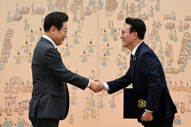 이재명 대통령이 4일 서울 용산 대통령실청사에서 김민석 국무총리에게 임명장을 수여한뒤 악수하고 있다. 대통령실사진기자단