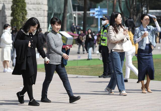 서울시청 광장에서 직장인 등 시민들이 겉옷을 손에 든 채 시원한 음료를 들고 걷고 있다. 신소영 기자 viator@hani.co.kr