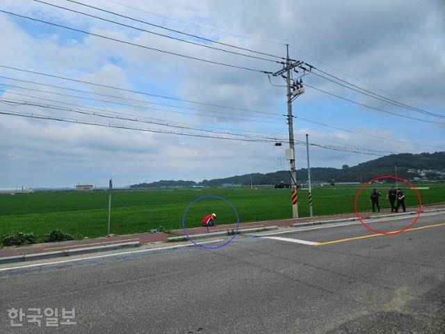 2일 인천 강화군 송해면 주민 박동서(94·파란색 원)씨가 김매기를 하고 있다. 박씨는 고령으로 귀가 어두워졌음에도 그동안 북한의 대남 방송 소음 탓에 잠을 제대로 이루지 못했다고 한다. 박씨 옆으로 경찰관들(빨간색 원)이 '대북 전단 살포 예방' 관련 순찰을 하고 있다. 오세운 기자