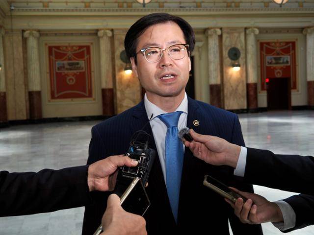 여한구 산업통상자원부 통상교섭본부장이 5일 미국 워싱턴 기차역 유니언역에서 취재진 질문에 대답하고 있다. 워싱턴 특파원 공동취재단