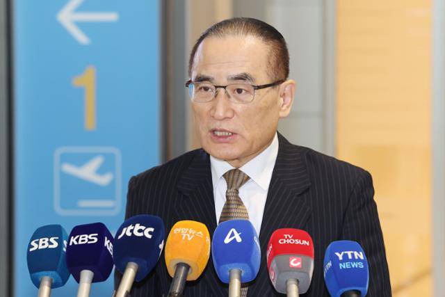위성락 국가안보실장이 방미 일정을 위해 6일 인천국제공항을 통해 미국 워싱턴DC로 출국하기에 앞서 취재진의 질문에 답하고 있다. 위 실장은 오는 8일까지 사흘간 미국 정부 고위급 인사들과 상호관세 유예기간, 한미 정상회담 등 양국 간 현안을 논의할 것으로 전망된다. 연합뉴스