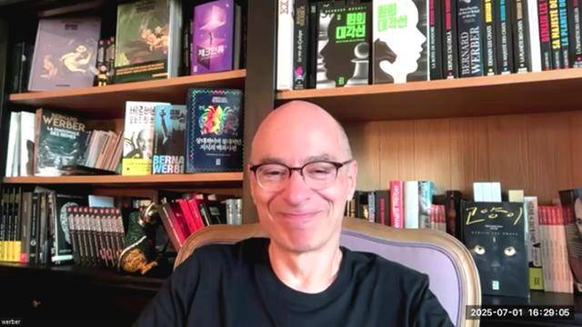 베르나르 베르베르가 1일 한국 언론과 온라인 화상 간담회를 열고 있다. 뒷편 서재에 지난해 한국에서 출간된 '퀸의 대각선' 등 한국어 번역서가 꽂혀 있다. 세종솔로이스츠 제공