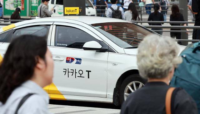 지난 5월 서울 중구 서울역 택시승강장에 카카오 택시가 정차해 있다. 뉴스1