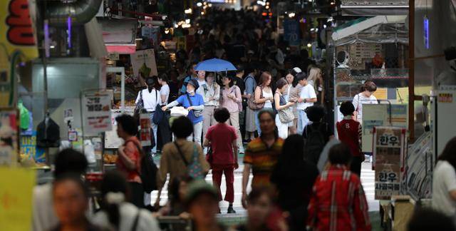 지난달 19일 서울 마포구 망원시장이 장을 보는 시민들로 붐비고 있다. 뉴스1