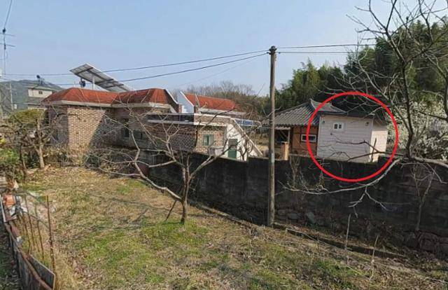 김영훈 고용노동부 장관 후보자가 경남 창원시 마산합포구 대평리 소재 한 단독주택에 2021년쯤 설치한 패널 가건물(원형 표기). 카카오맵 거리뷰 캡처