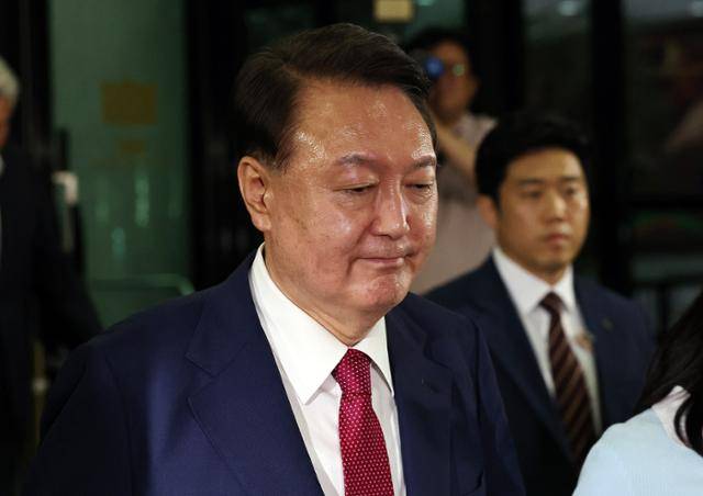 윤석열 전 대통령이 5일 서울 서초구 서울고등검찰청에서 내란특검 2차 대면조사를 받은 뒤 청사를 나서고 있다. 뉴스1
