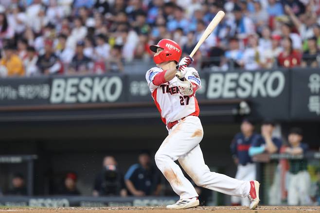 5일 광주 롯데전에서 홈런을 때려내는 김호령의 스윙. KIA 제공