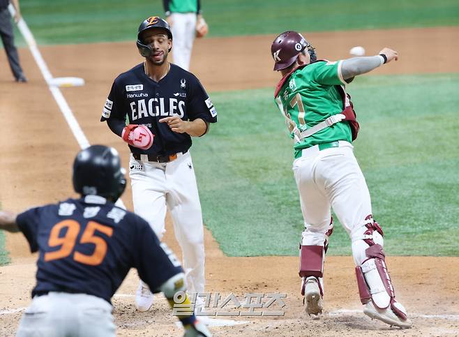 6일 오후 서울 고척스카이돔에서 열린 2025 KBO리그 프로야구 키움히어로즈와 한화이글스의 경기. 9회초 1사 2루 노시환의 적시타에 리베라토가 득점하고 있다. 고척=김민규 기자 mgkim1@edaily.co.kr /2025.07.06/