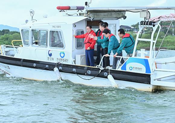 홍준표 전 대구시장과 관계자들이 낙동강 강정고령보 일대를 둘러보고 있다. [사진=대구시]