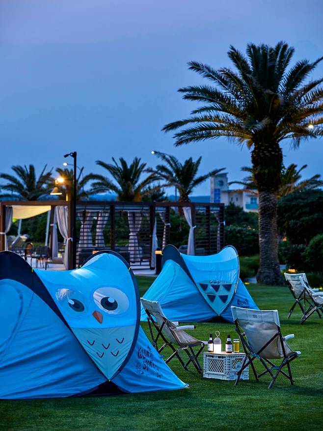 바닷가 잔디밭의 텐트존. (해비치호텔앤드리조트 제공)