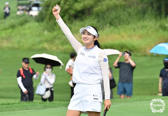 박혜준이 6일 열린 KLPGA 투어 롯데 오픈에서 우승을 확정하고 기뻐하고 있다. 사진 KLPGA