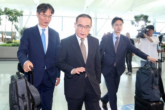 위성락(가운데) 국가안보실장이 6일 오전 인천국제공항을 통해 미국으로 출국하고 있다. 뉴스1