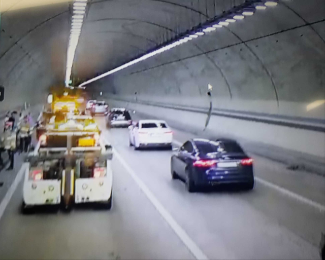 ▲ 6일 오전 10시 52분쯤 원주시 지정면 월송리 광주원주고속도로 광주 방면 46㎞ 지정3터널 안에서 차량 7대 간 추돌사고가 났다. 강원소방본부 제공