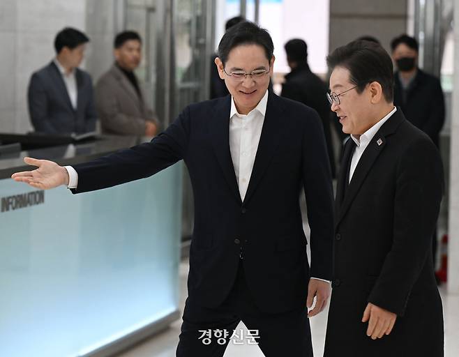 이재명 대통령이 더불어민주당 대표 시절이던 지난 3월 20일 서울 강남구 멀티캠퍼스 역삼 SSAFY 서울 캠퍼스에서 청년 취업 지원을 위한 현장 간담회에서 이재용 삼성전자 회장과 인사하고 있다. | 성동훈 기자