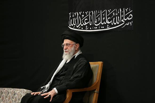 5일(현지시간) 아야톨라 알리 하메네이 이란 최고지도자가 테헤란에서 열린 종교행사에 참석했다. EPA연합뉴스