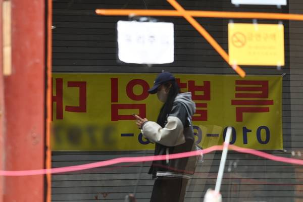 불황으로 인한 자영업자 감소세가 넉달째 이어지고 있는 가운데 5월18일 서울 명동거리 한 공실 상가의 모습. 사진=연합뉴스&nbsp;