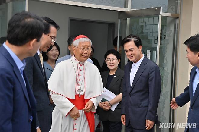 김태흠 충남지사는 6일 서산 해미국제성지에서 열린 유흥식 추기경(교황청 성직자성 장관) 집전 미사에 참석했다.&nbsp;