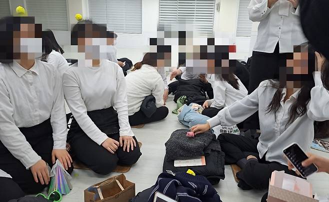 대표적 이단 단체로 알려진 신천지에서 청년 신도에게 직장 퇴사를 유도하는 정황이 포착됐다. 사진은 신천지 청년들이 소그룹하고 있는 모습. 독자 제공