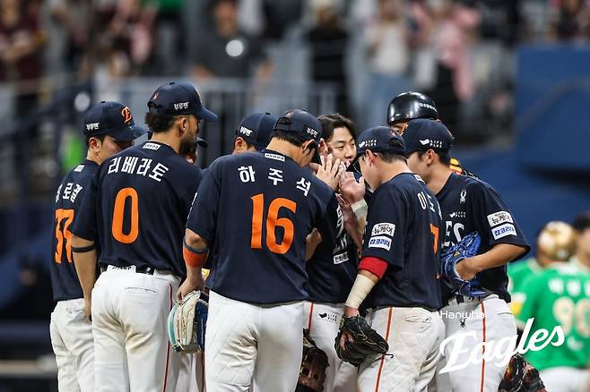 한화 이글스 선수들이 6일 서울 고척스카이돔에서 열린 키움 히어로즈와의 2025 프로야구 KBO리그 경기에서 승리한 뒤 기뻐하고 있다. 한화는 이날 승리로 1992년 전신 빙그레 시절 이후 처음으로 전반기 최소 공동 1위를 확보했다. 한화 이글스 제공