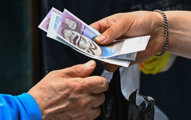 6일 동대문구 청량리농수산물시장에서 장을 보며 온누리 상품권을 건네는 시민의 모습. 윤웅 기자