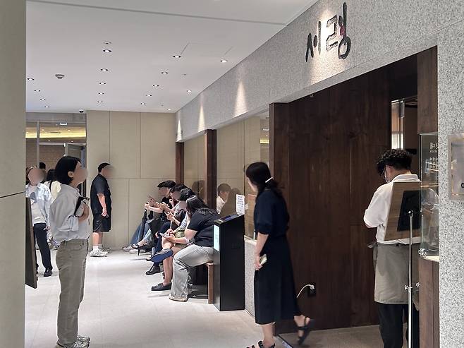지난달 25일 점심 서울 중구 평양냉면집 '서령' 앞에 차례를 기다리는 방문객들이 모여 있다. 신주은 기자
